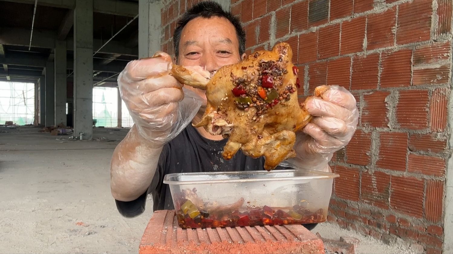 干体力活，18元买只手撕鸡，又麻又辣，奖励自己