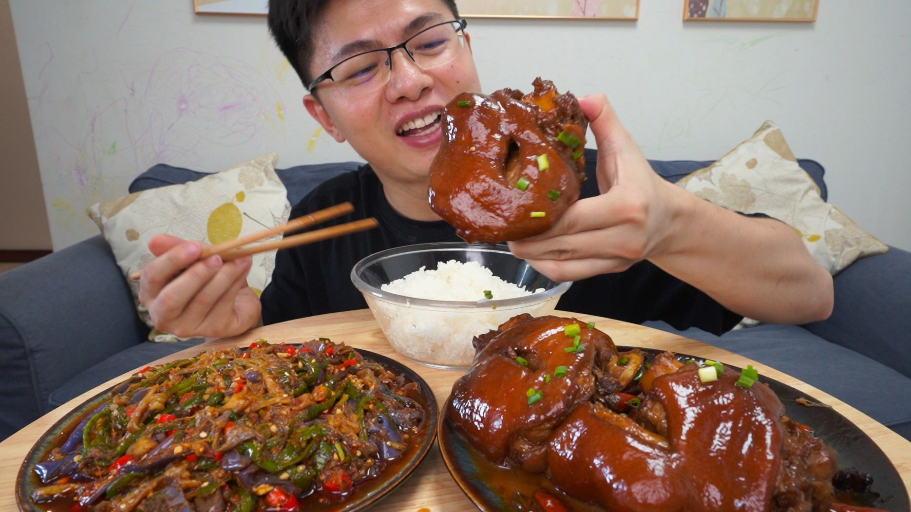 红烧脚圈，线椒拌茄子，两个家常菜配碗米饭嗷嗷香