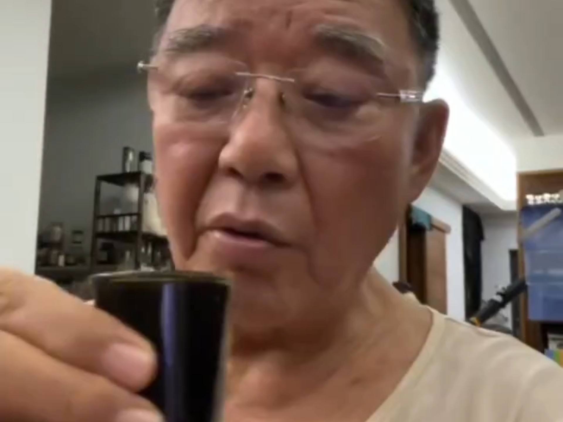 李立群：吃中午打包回来的菜，喝杯药酒