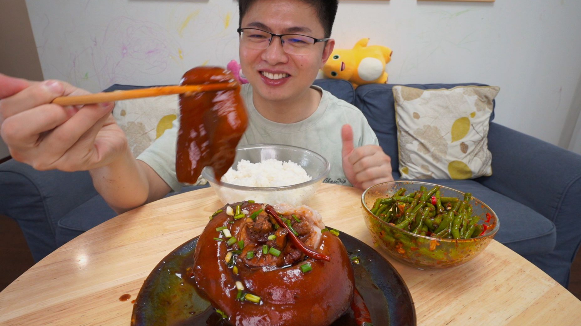 一个肘子配碗米饭，大口吃肉大口吃饭，太香了