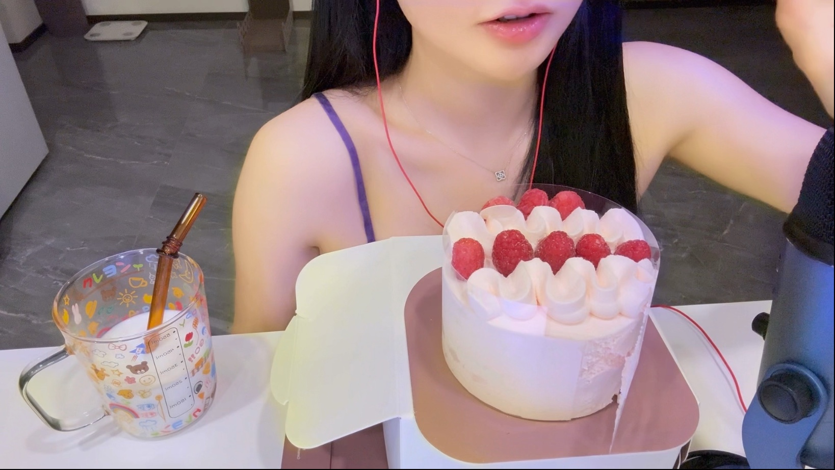 沉浸式吃蛋糕 助眠向