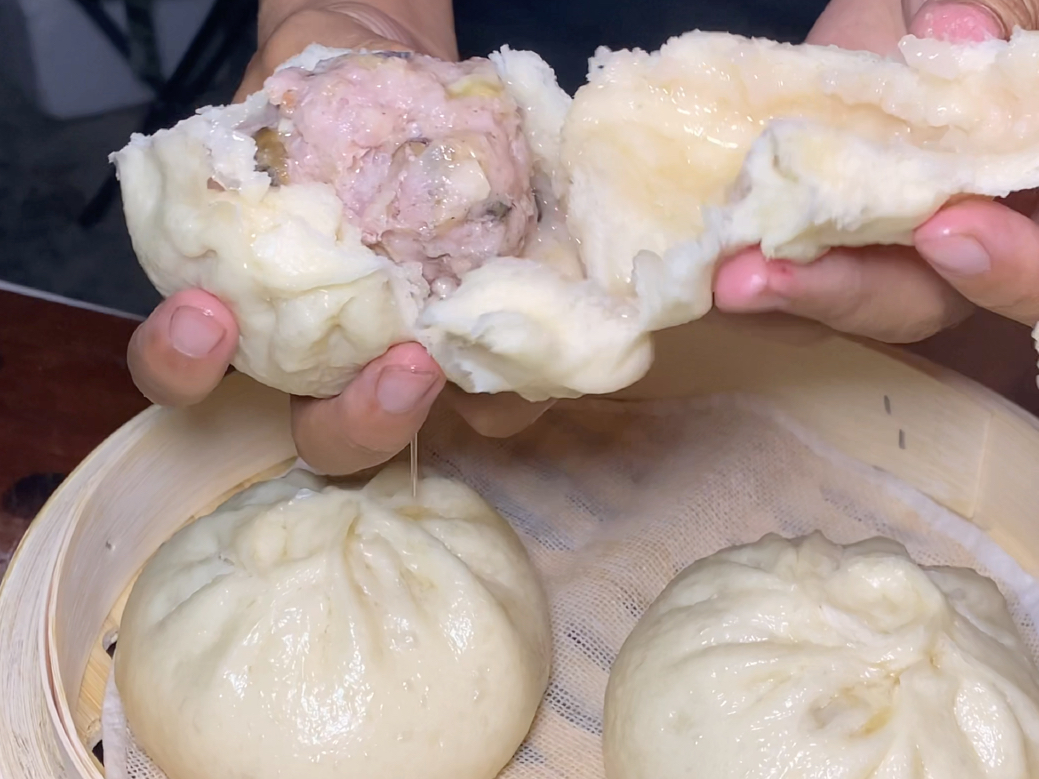 法学生下岗再就业：云南摆摊野生菌包子