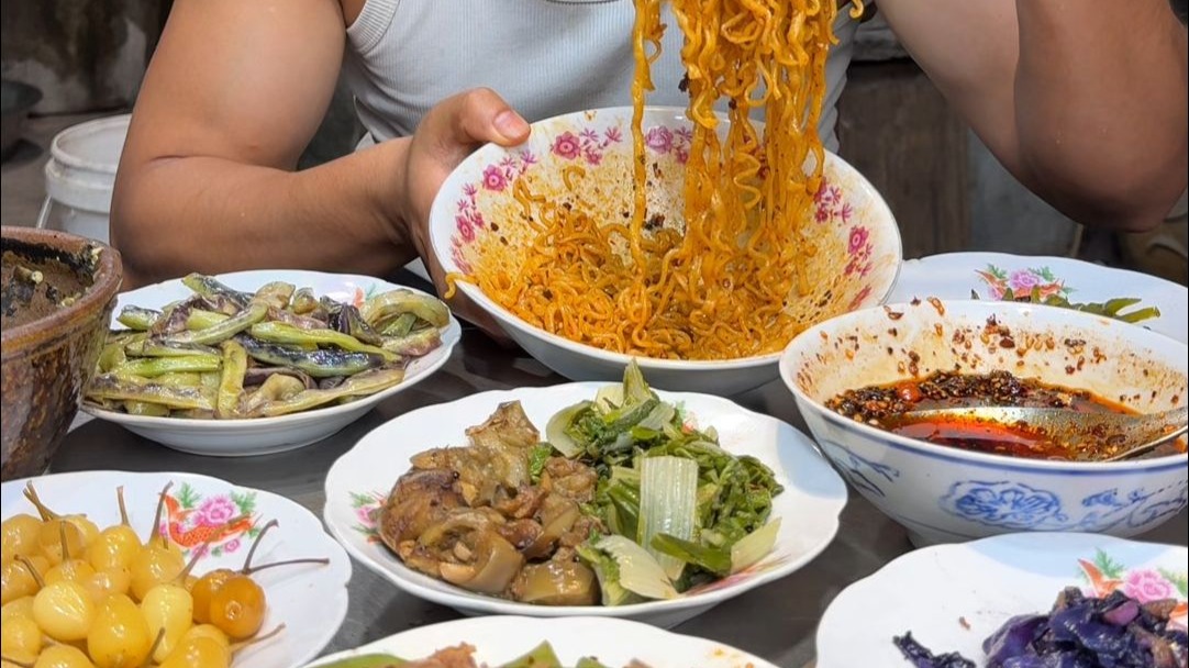 好久没吃火鸡面和韩式杂酱面了，煮了双拼，配家常菜，爽，开心