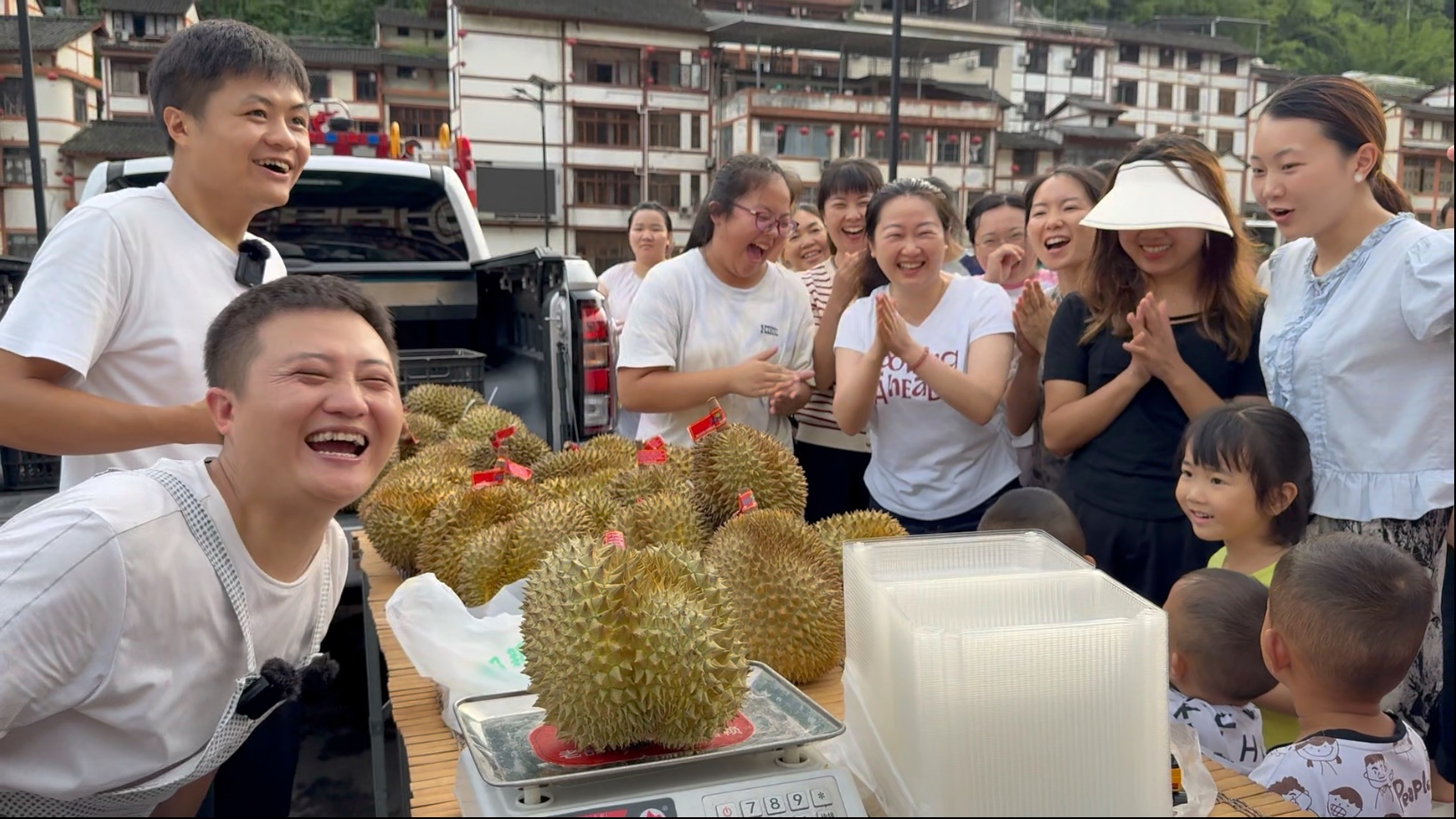 这小镇消费能力也太强了！连续两天摆地摊，每天都能卖五十多个榴