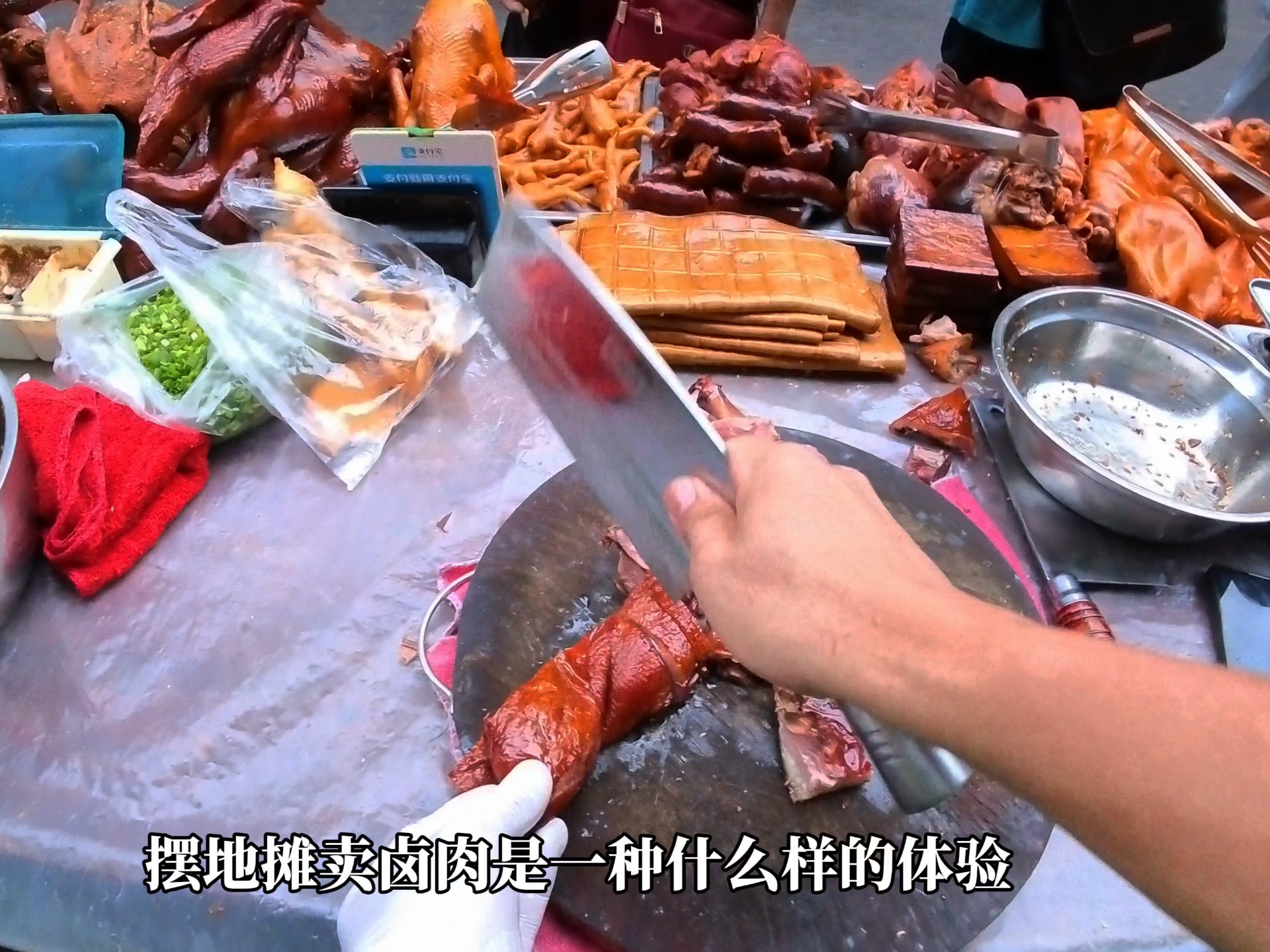 早上6点出发摆摊天都没亮，到摊位还是晚了，客人已经在等了，生意
