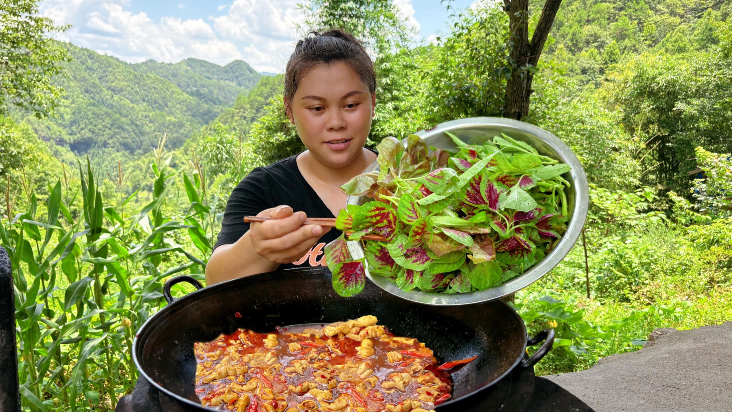 今天做一锅酸辣肥肠，配着一盆蔬菜直接吃过瘾