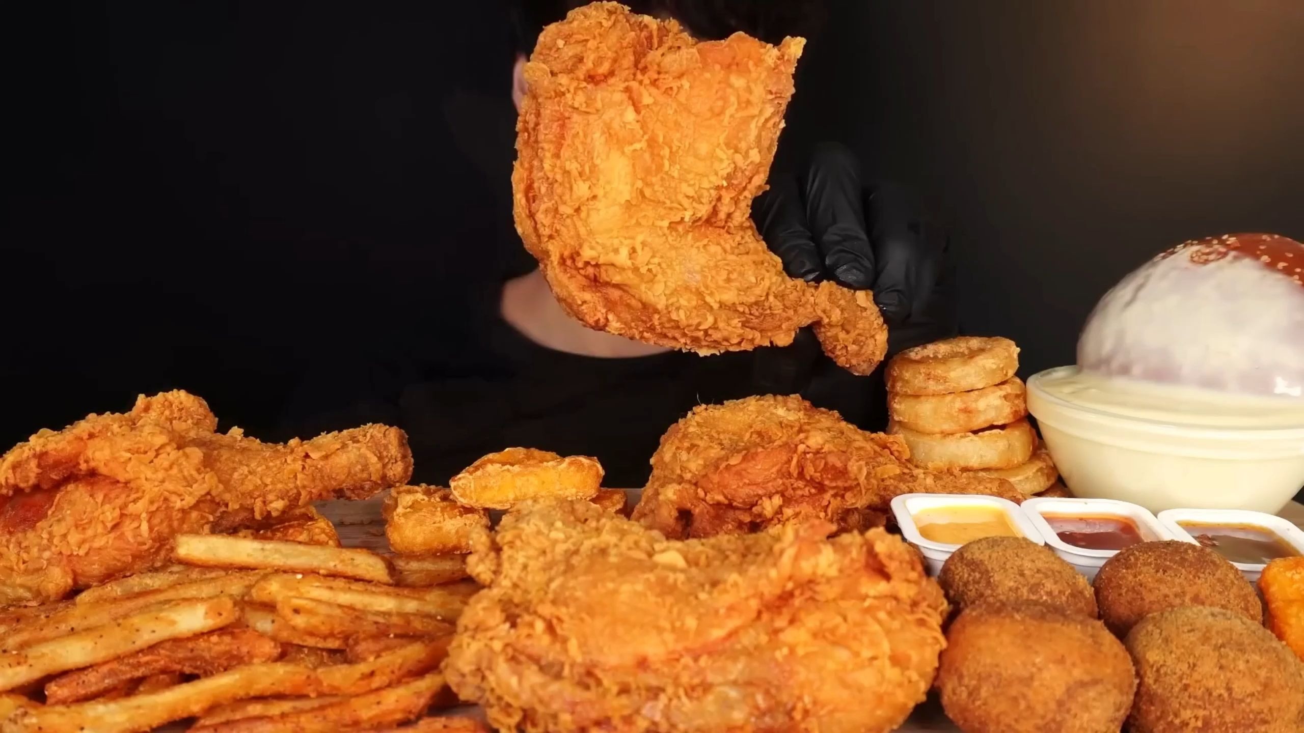 【DDM中字】酥脆的炸鸡和芝士汉堡、薯条、鸡块和洋葱圈