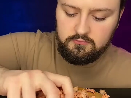 挑战吃各种国家的零食。
