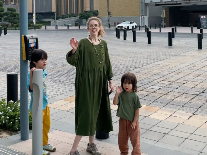 带着三三力安陪着媳妇儿回娘家，在迪拜中转