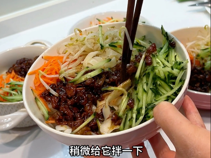 晚餐自制手擀炸酱面，外加一盆麻辣鲜香的钵钵鸡，可惜里面没有鸡