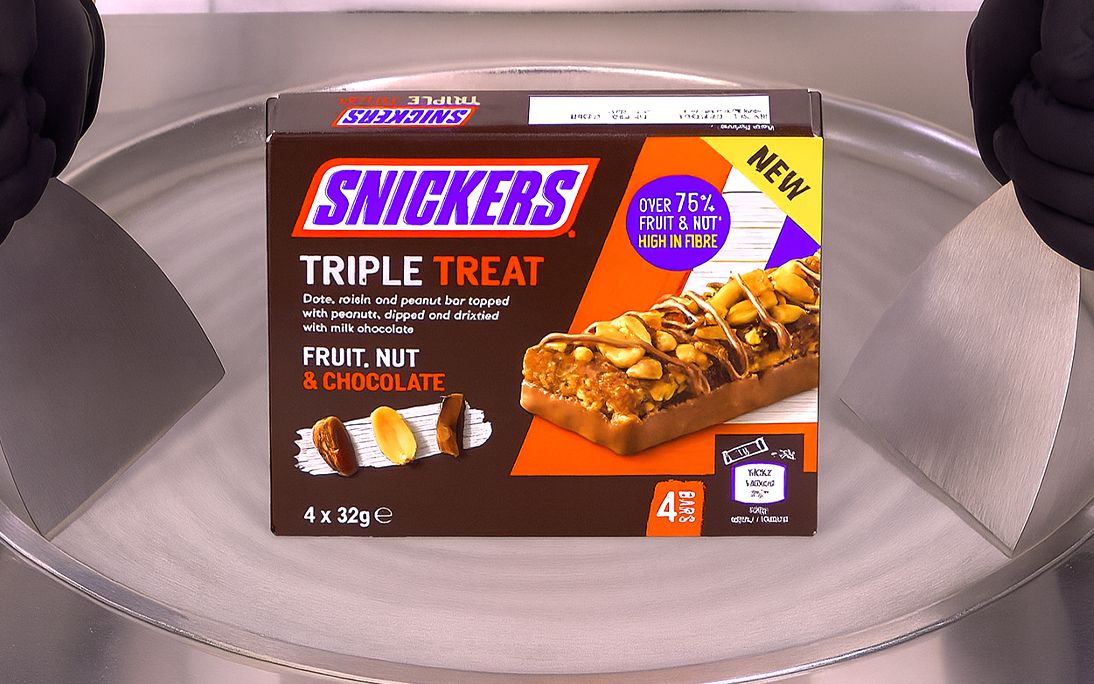 超满足！用士力架Triple Treat做Ice Cream Rolls，口感惊喜不止