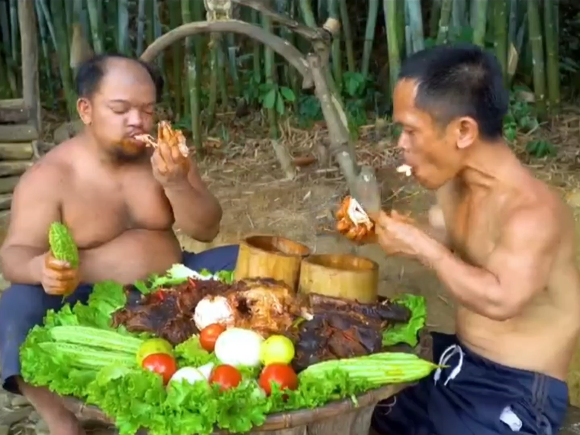 小矮人美食: 兄弟俩吃两只大牛腿和一只大公鸡，这伙食无人能敌