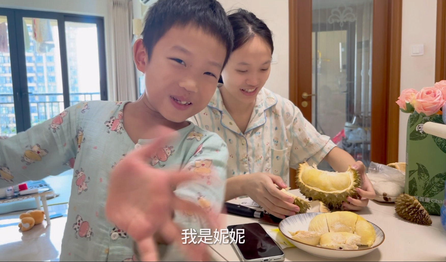 1米2姐姐|侄女儿请我吃了人生中第一个榴莲，太美味了吧，难怪这