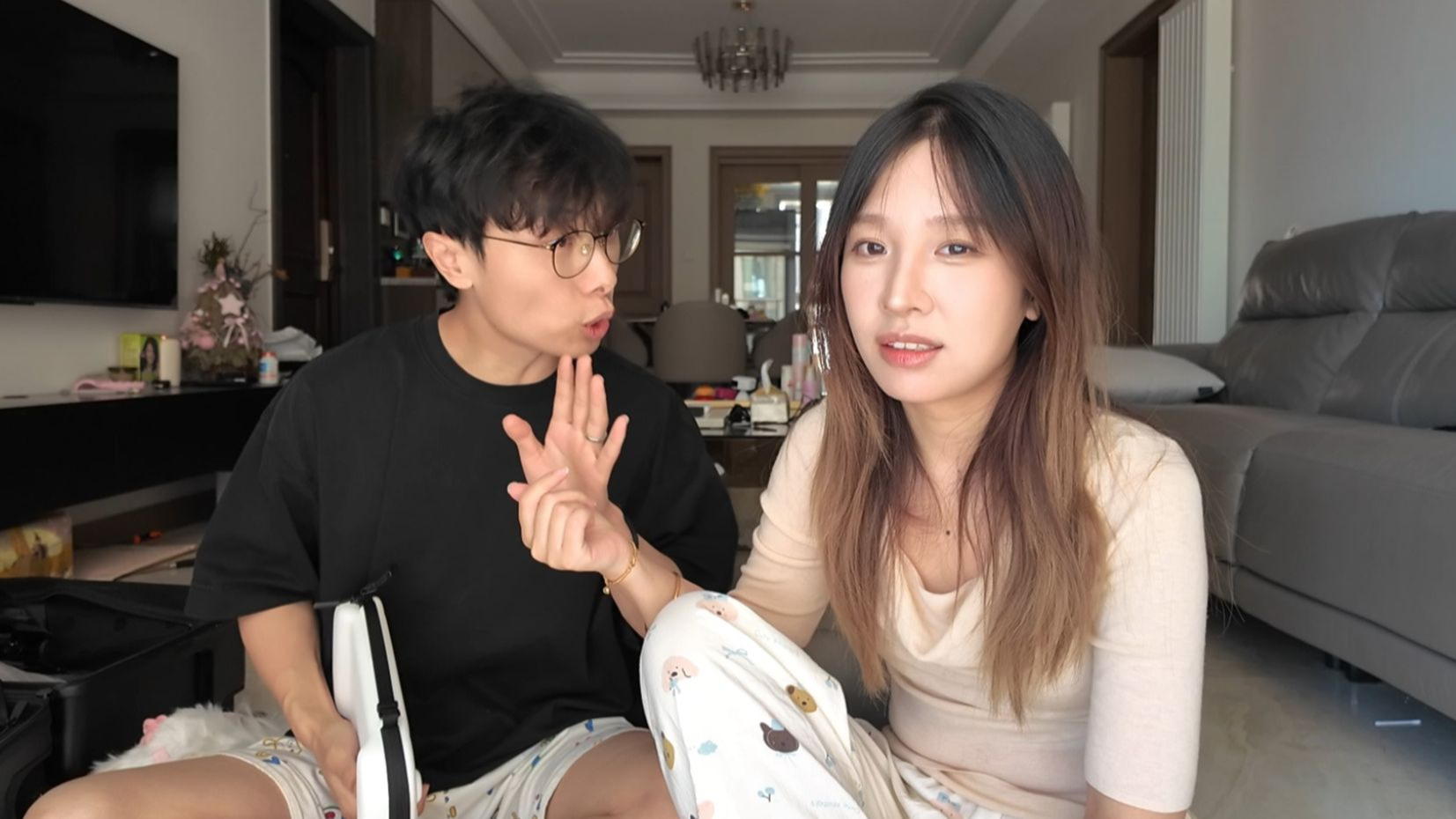 在行李箱发现了男朋友的秘密！他急眼了