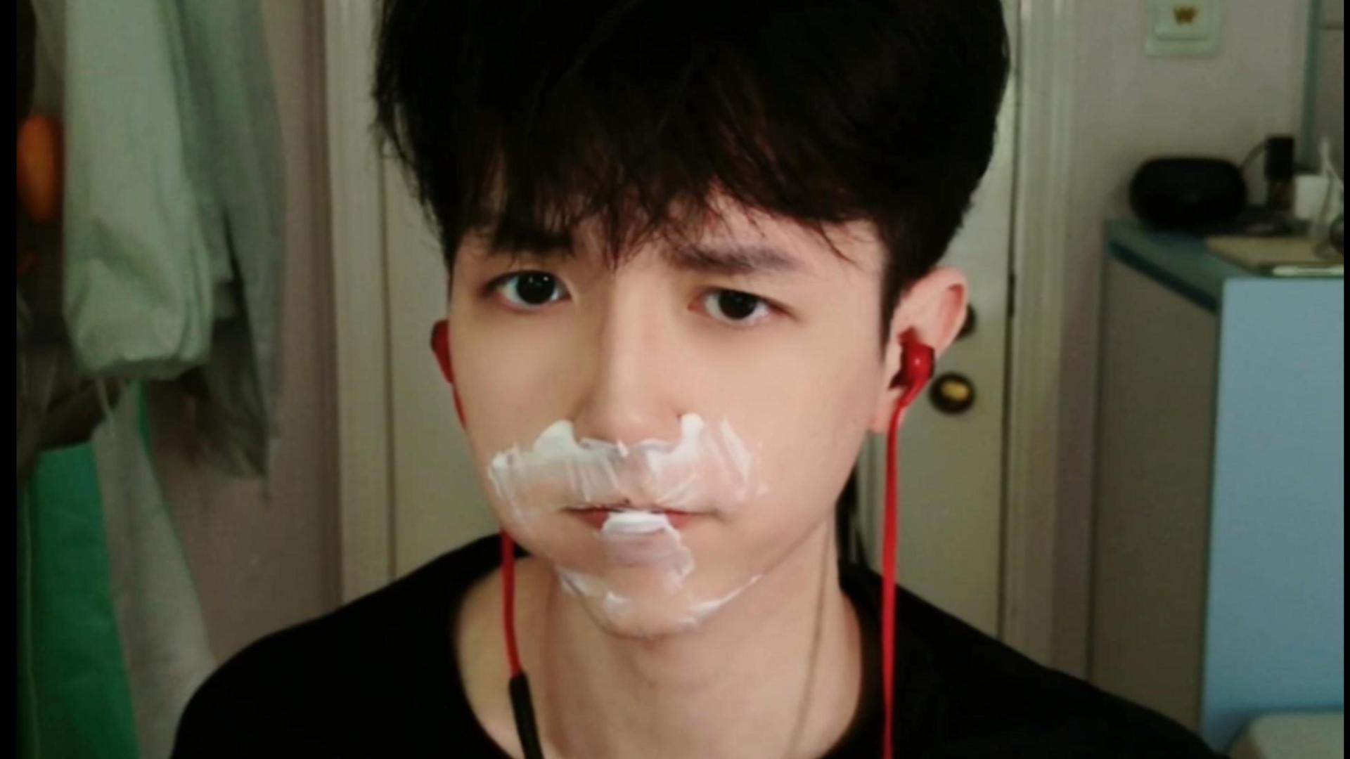 练习给男朋友刮胡子