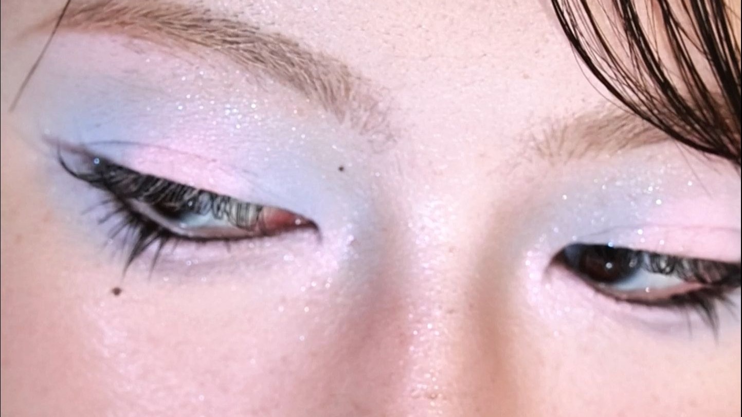 瑕疵皮为了画浅粉蓝色妆容有多么努力