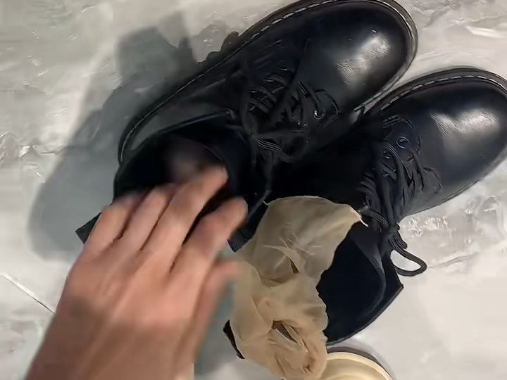 短丝马丁靴