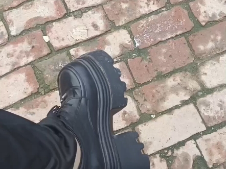 男人穿高跟鞋逛街