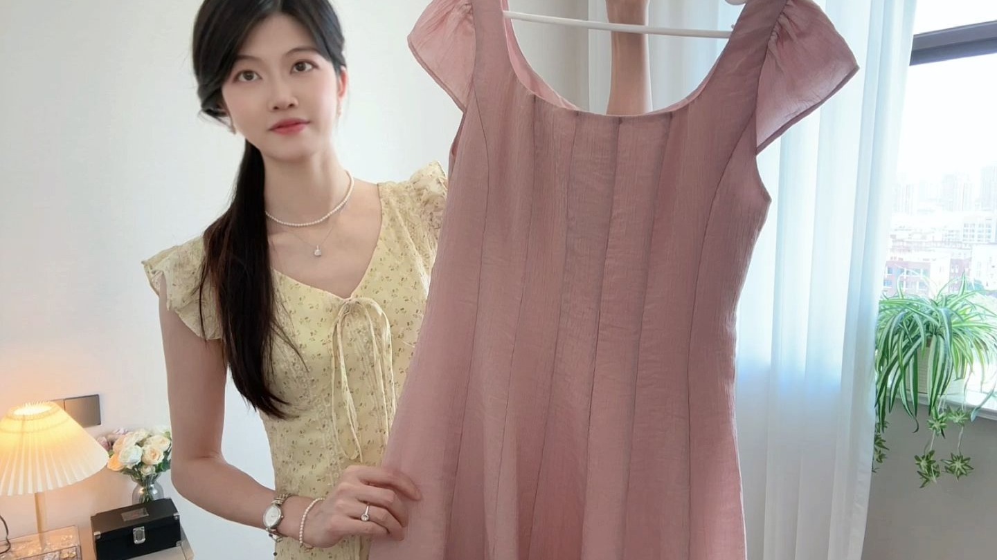 这件粉色连衣裙上身真好看，料子舒服好穿又显气质，太太美啦！