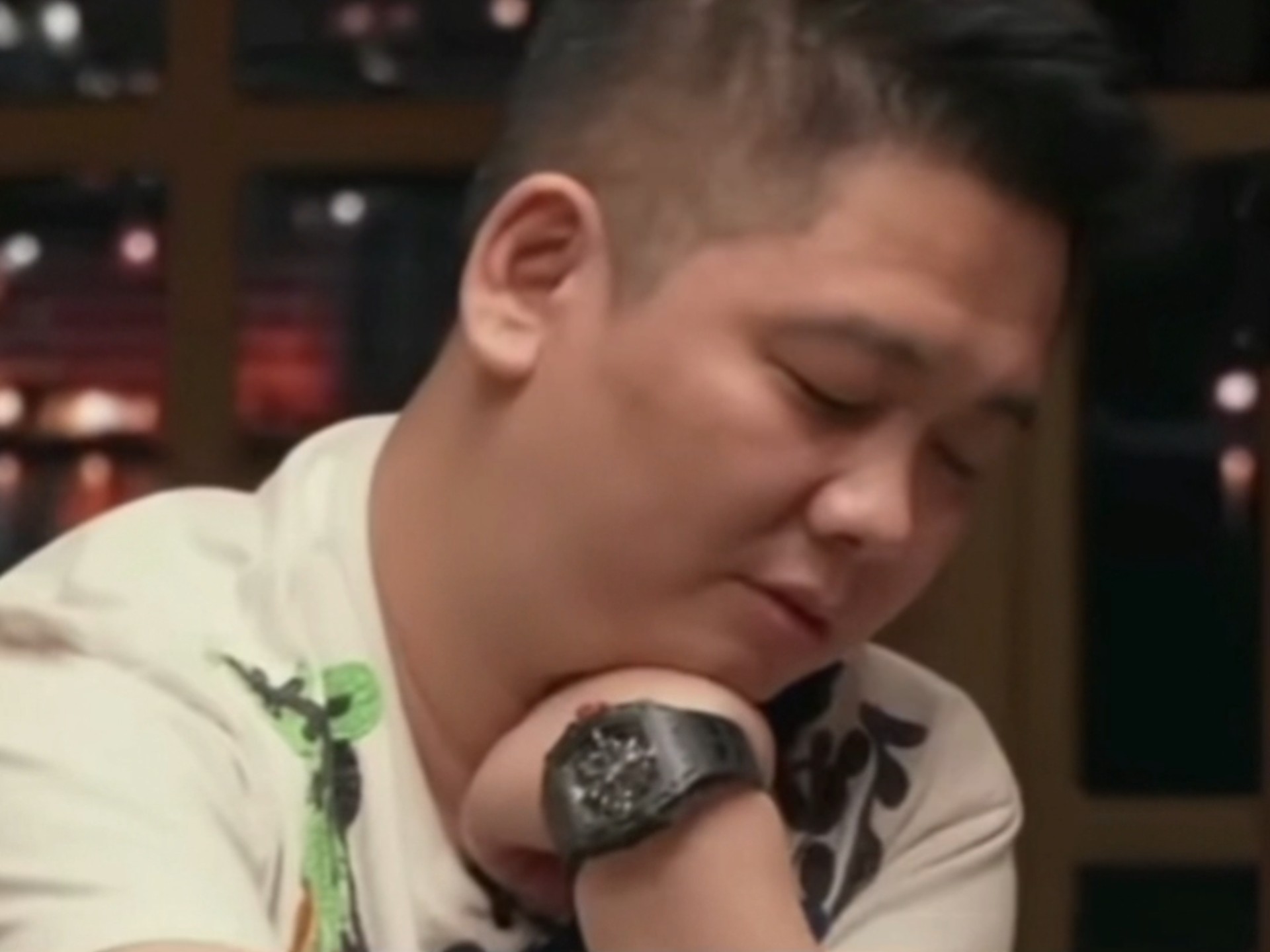 谭轩被秀的头皮发麻，无奈摇头弃牌！