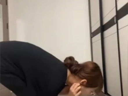 小姐姐吃撑了难受呕吐