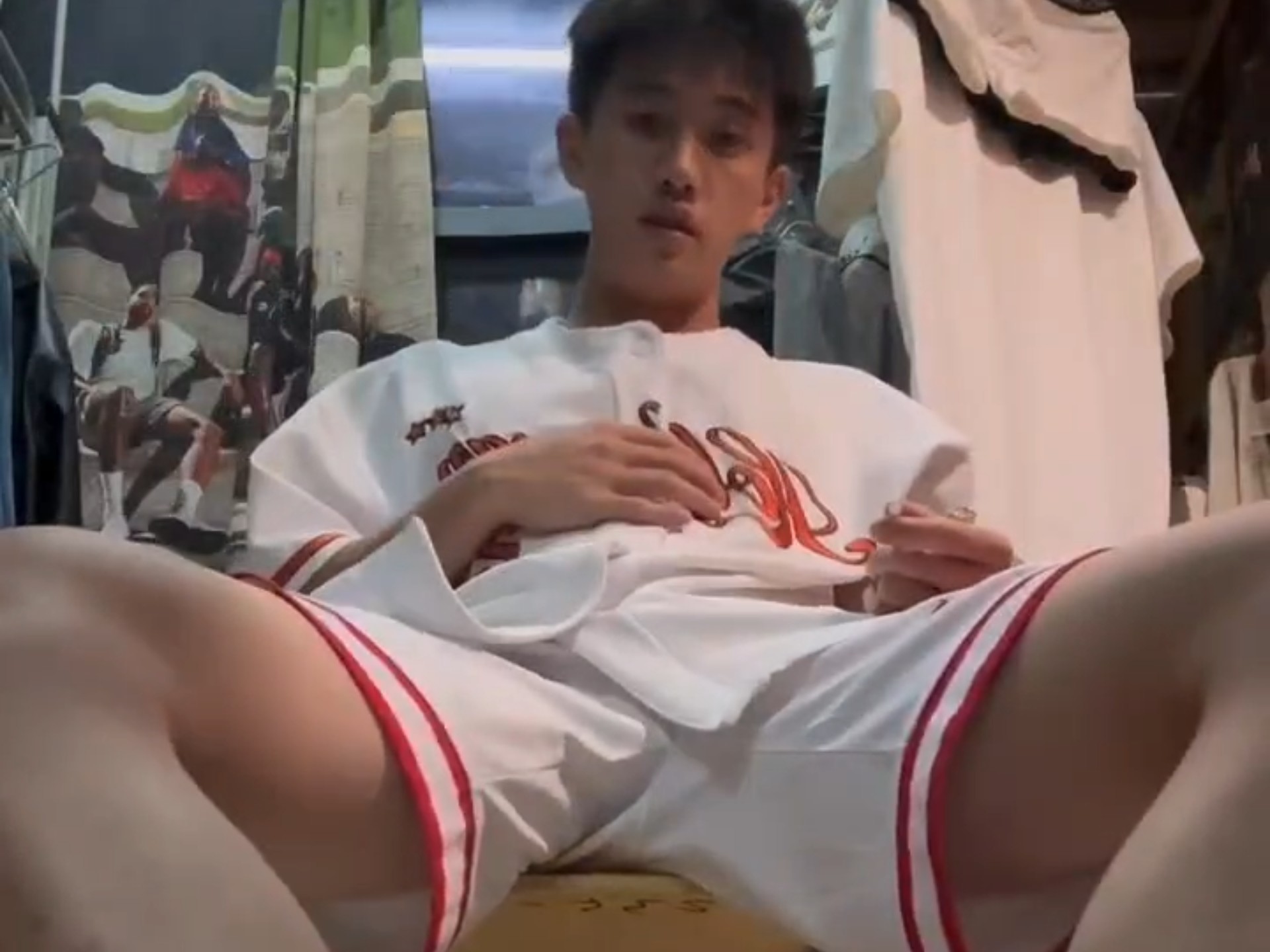 脱鞋给脚散散味~