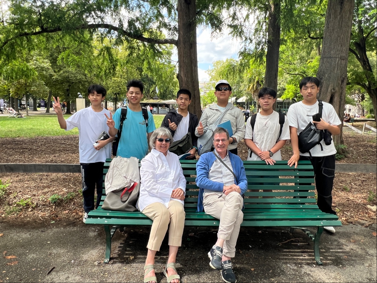 学生在瑞士日内瓦老城区宗教改革纪念碑公园英文采访瑞士当地