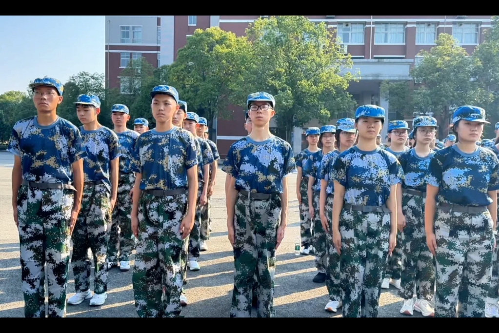 以军魂塑品格，以坚韧战学海，以团结赴未来。