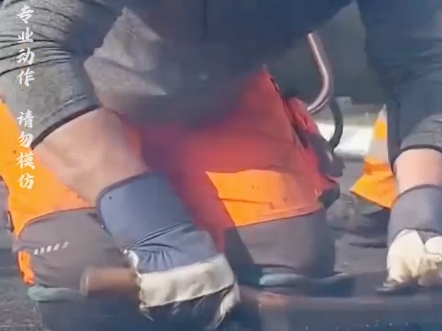 这几名跪在地上的壮汉，竟然用木铲铺平了，冒着热气的黑色不明物
