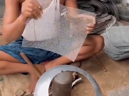 巴铁师傅利用铁锅就能制作结实又好用的筛子，这手艺简直太牛了