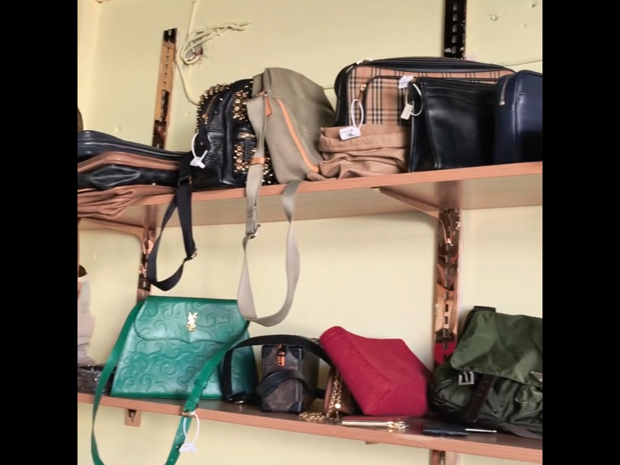 奢大叔中古Lv店门口可烤火丫