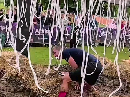 国外挑战赛，穿过10000伏的电线！#老外真会玩 #有趣 #挑战赛 #奇