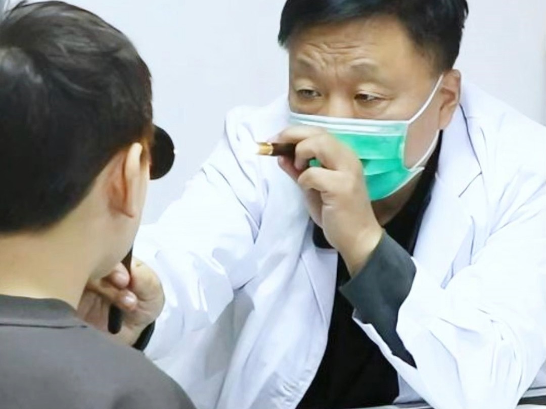 男孩斜视术后复查，一点都不斜了