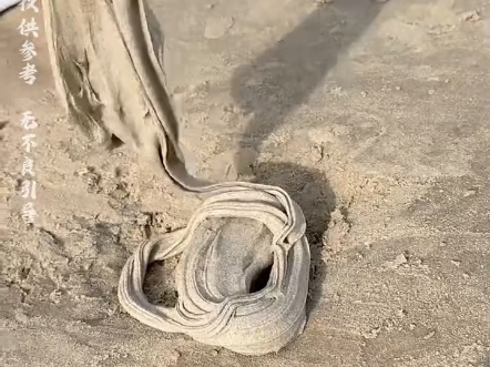 只要把胶水倒进沙里，就能变成好玩的史莱姆吗，令人感到不可思议