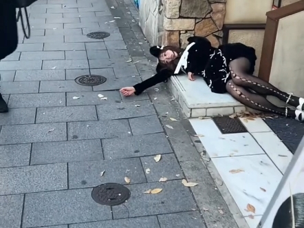 日本街头偶遇流浪的小姐姐