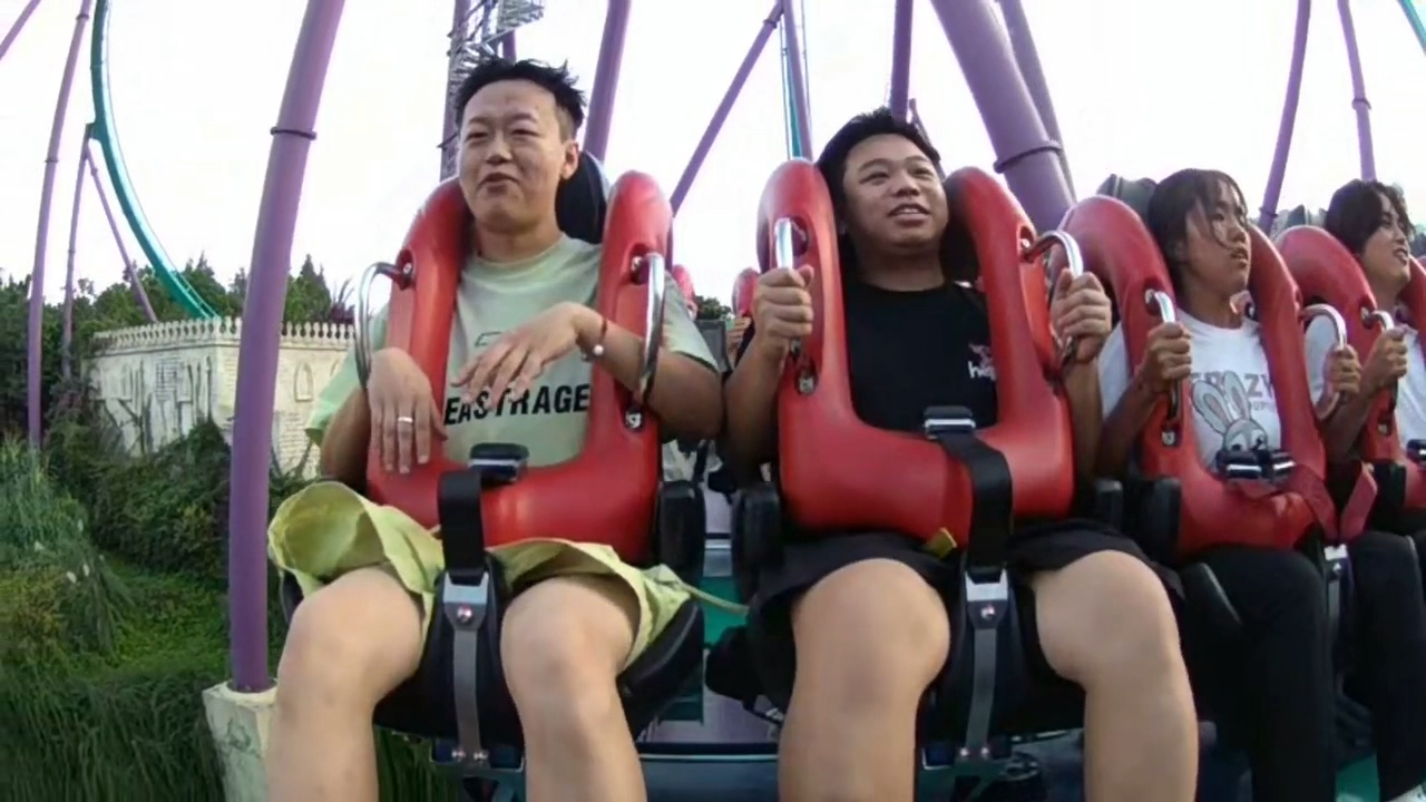 全城微笑睁眼面瘫体验成都欢乐谷的四个大型过山车，大漠拉力赛