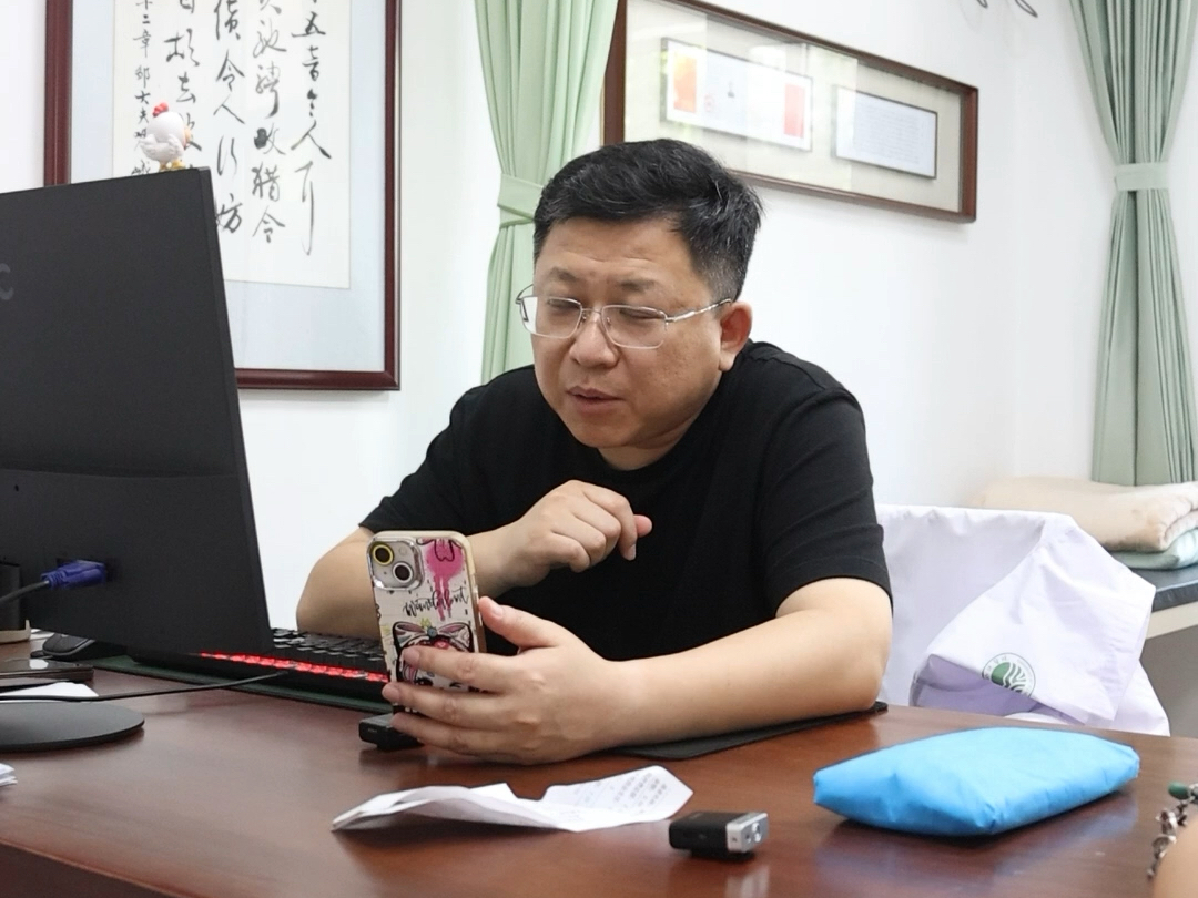 调理脾虚湿盛 = 健脾 + 祛湿，饮食：忌生冷油腻甜食，吃健脾食物（如