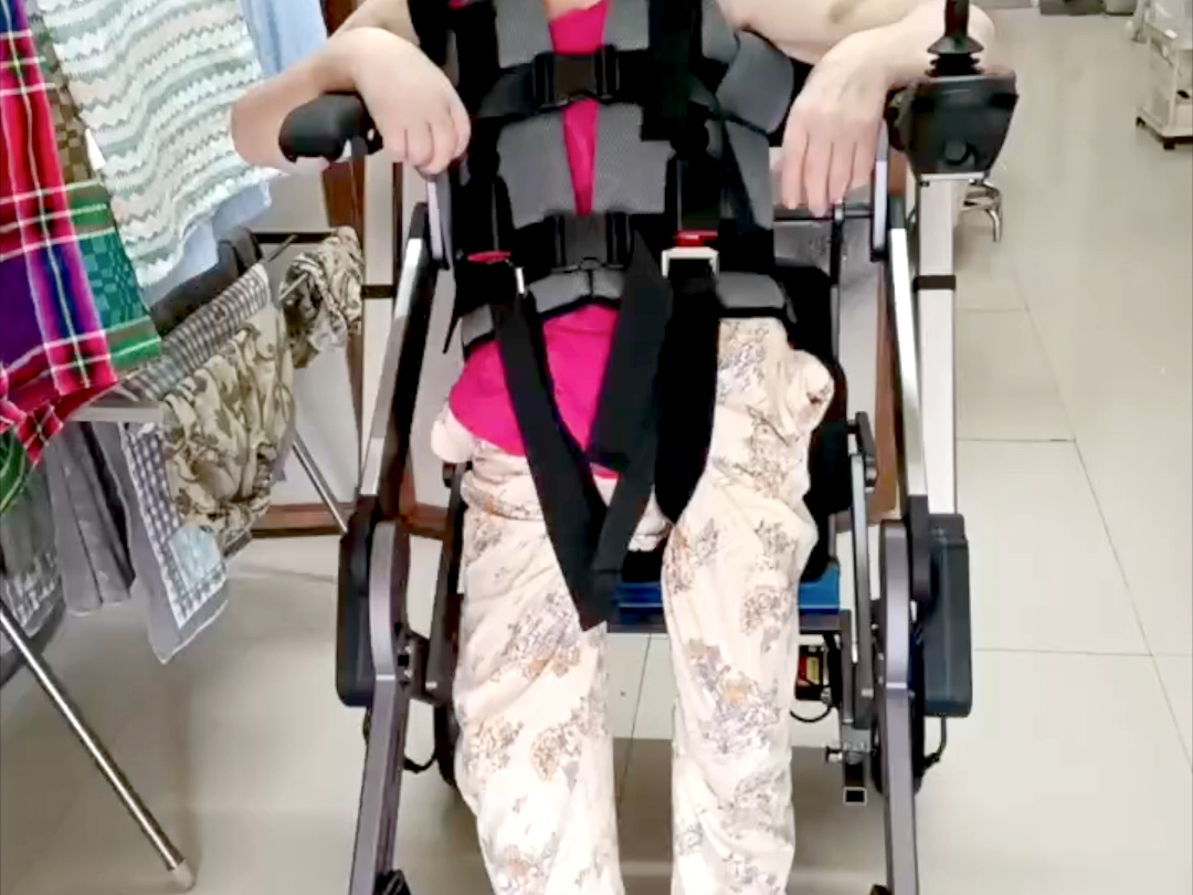 这就是孝顺！智能辅助不费劲！养乐康辅助行走机器人让腿脚无力老
