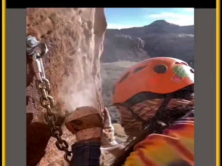 老哥对着岩石开始吹气，瞬间产生了大量的烟雾，值得一看 #奇闻趣