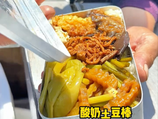 来见识东北老式盒饭啦！份量也太…