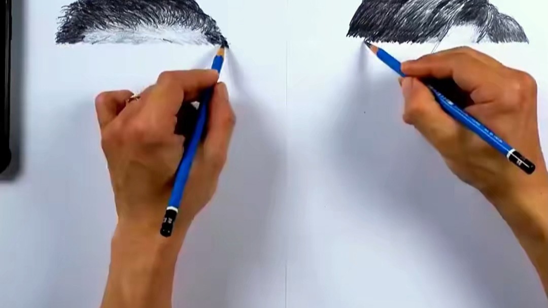 这个人画画简直太厉害了，双手画画毫无压力
