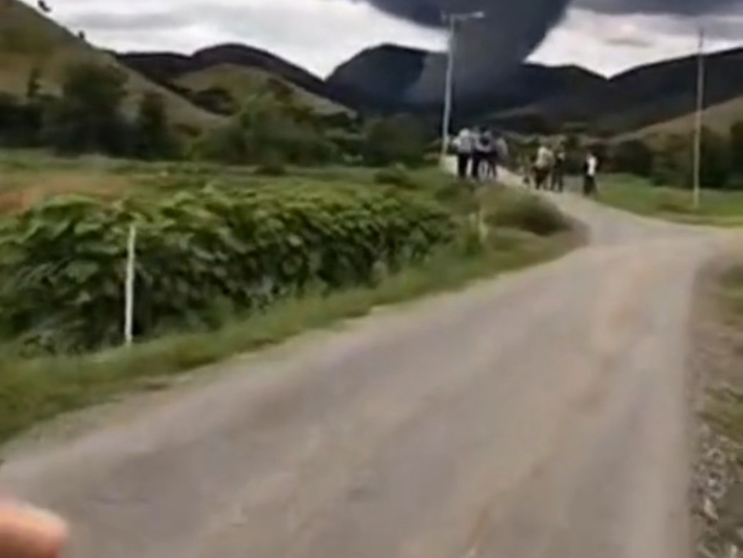 恰帕斯州的龙卷风道路上形成的巨大漏斗