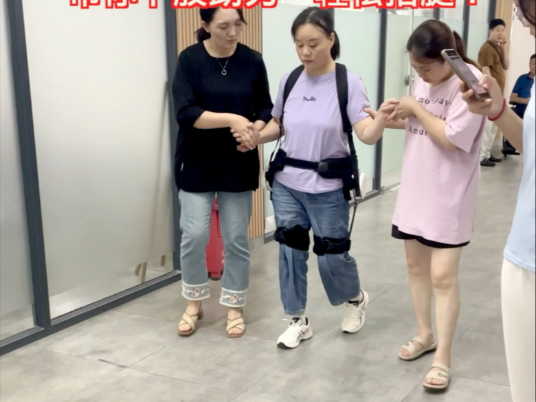 第一视角，从坐轮椅到站起来走路，养乐康外骨骼助行机器人让你更