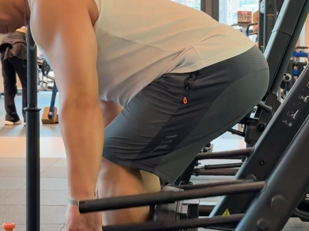 健身房站立式练臀最好的器械和动作 没有之一