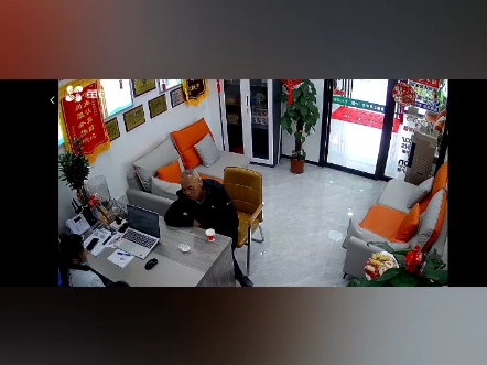 曾叔一大早过来保养还给我们带了蘑菇，他说这是他去山上捡的煲