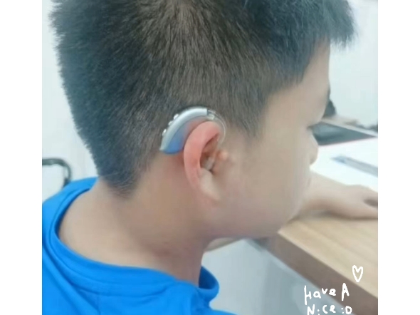 阳光开朗小帅哥的自信宣言他说：“戴助听器就像戴眼镜一样，没什