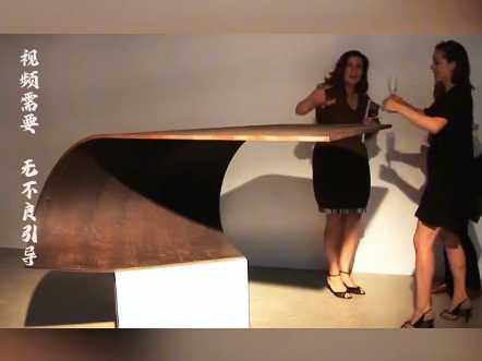 这张桌子看上去摇摇欲坠，感觉下一秒就要倒了，但实则它坚如磐石