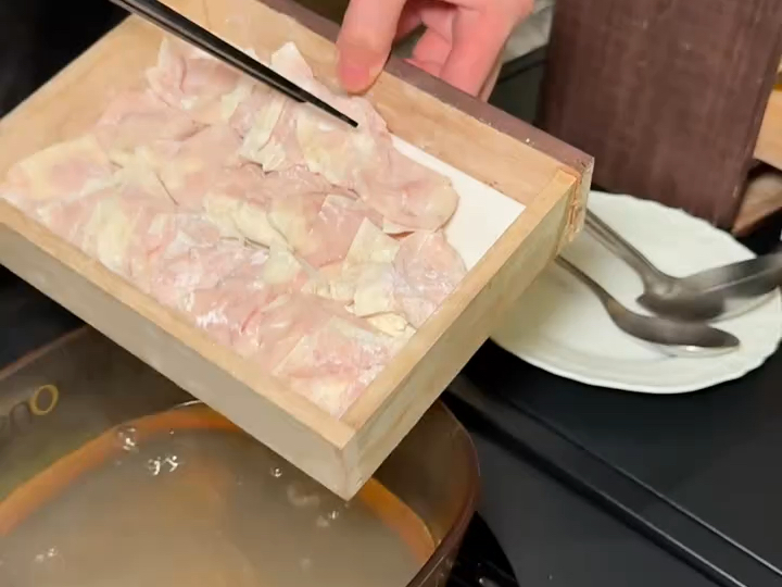 你敢信上海的敲馄饨28元只有2个！