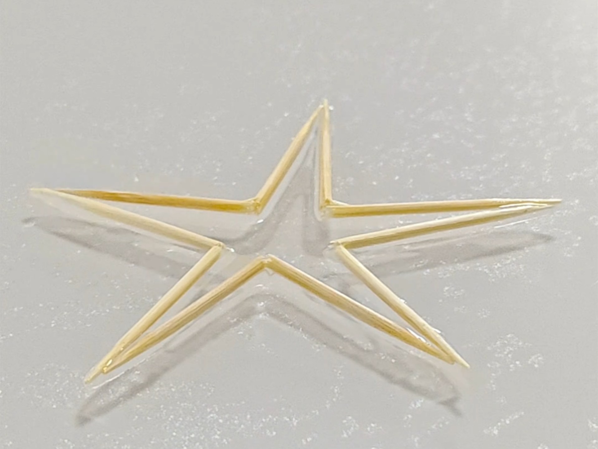 牙签在水的张力的作用下变成了五角星