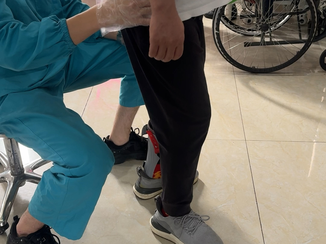 叔叔和康复师一起努力坚持走路练习#重庆康复医院# #沙坪坝康
